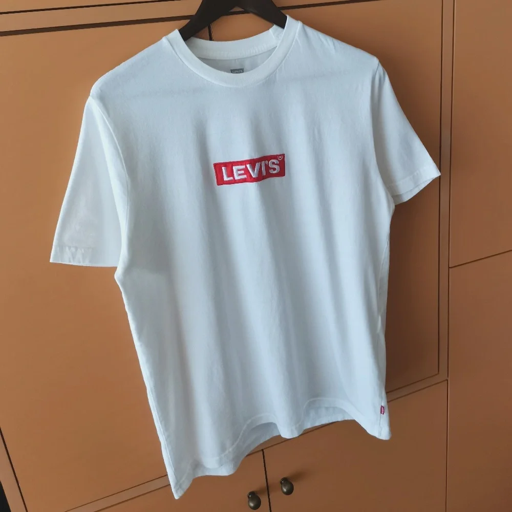 LEVI’S® CHEST BOXTAB LOGO TEE SHIRT - (M) - Picture 4 of 10